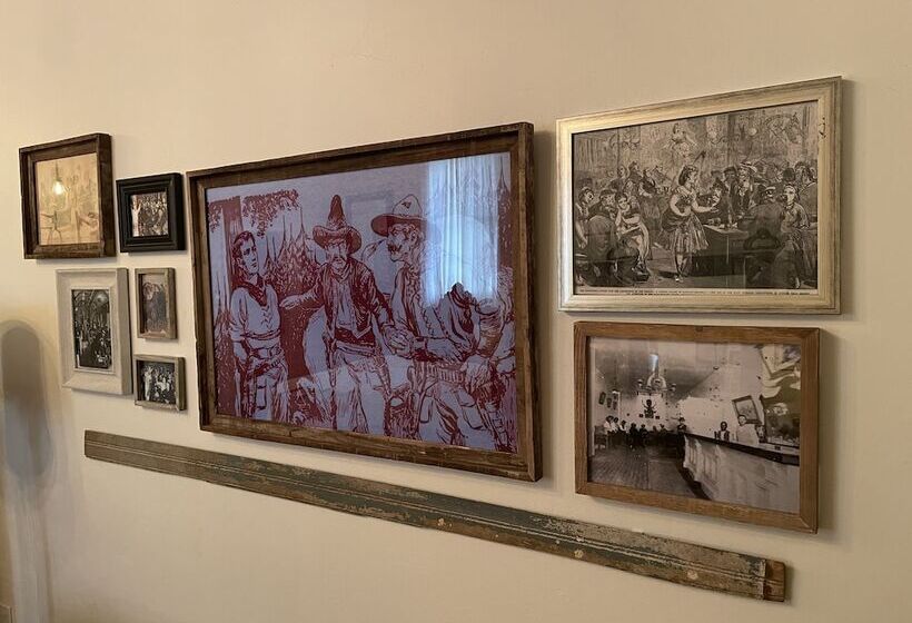 Studio Deluxe, Painted Lady Bed & Brew