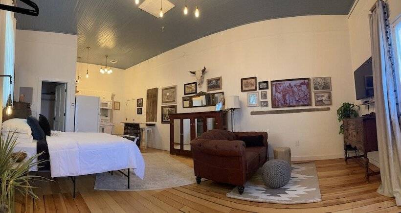 Studio Deluxe, Painted Lady Bed & Brew