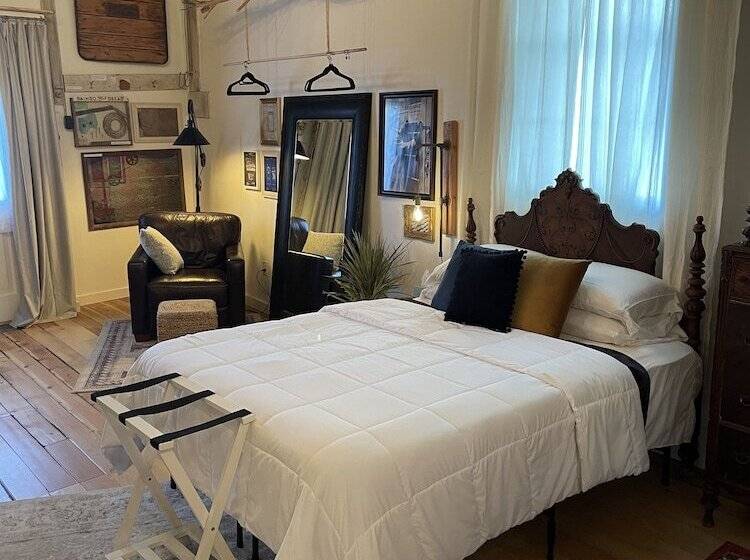 Studio Deluxe, Painted Lady Bed & Brew