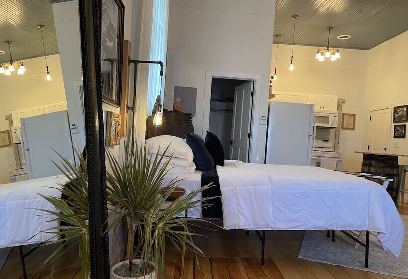 Studio Deluxe, Painted Lady Bed & Brew