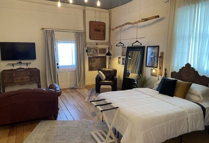 Studio Deluxe, Painted Lady Bed & Brew