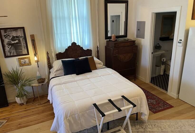 Studio Deluxe, Painted Lady Bed & Brew