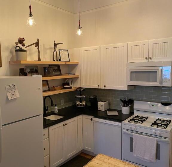 Studio Deluxe, Painted Lady Bed & Brew