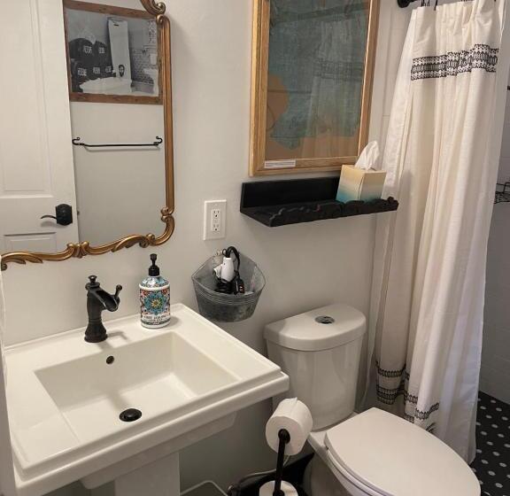 Studio Deluxe, Painted Lady Bed & Brew