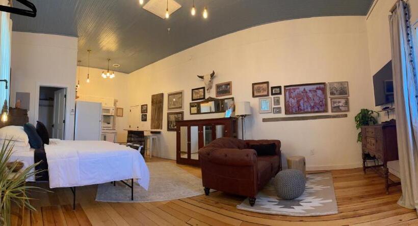 Studio Deluxe, Painted Lady Bed & Brew