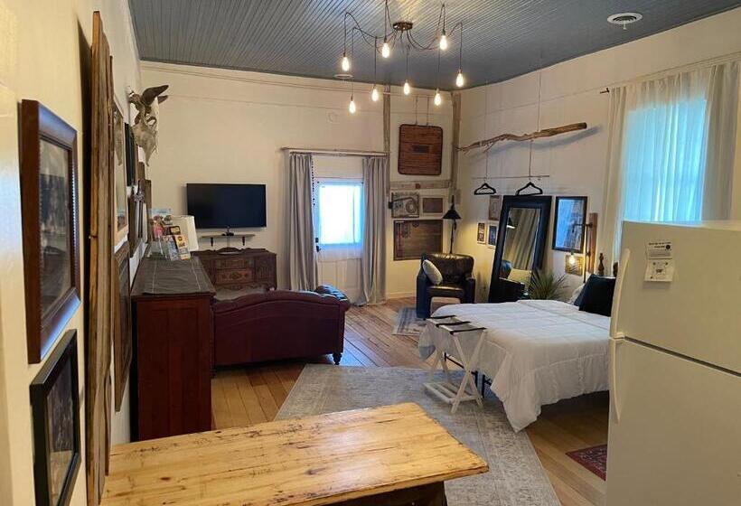 Studio Deluxe, Painted Lady Bed & Brew