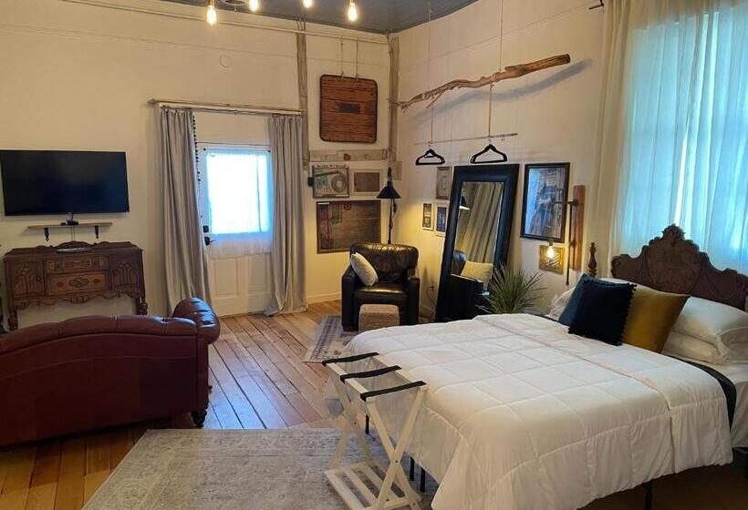 Studio Deluxe, Painted Lady Bed & Brew