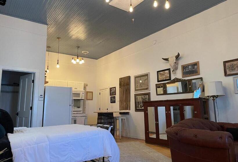 Studio Deluxe, Painted Lady Bed & Brew