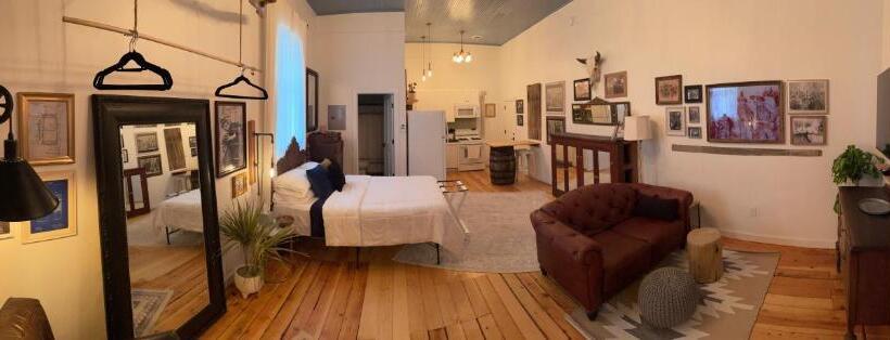 Studio Deluxe, Painted Lady Bed & Brew