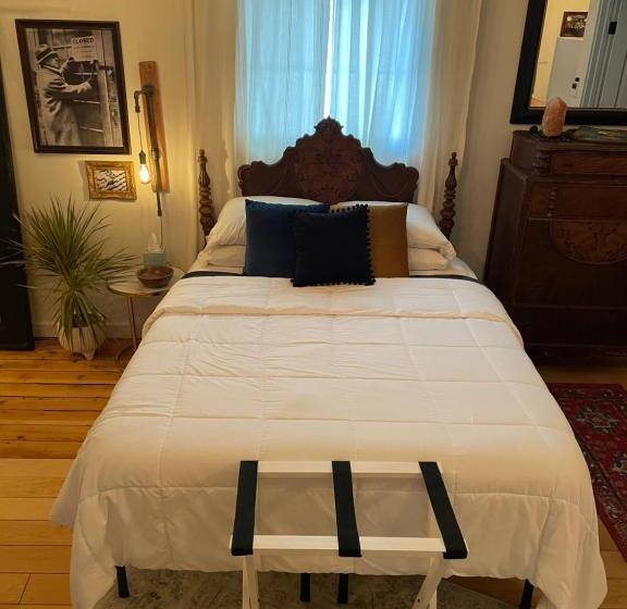 Studio Deluxe, Painted Lady Bed & Brew