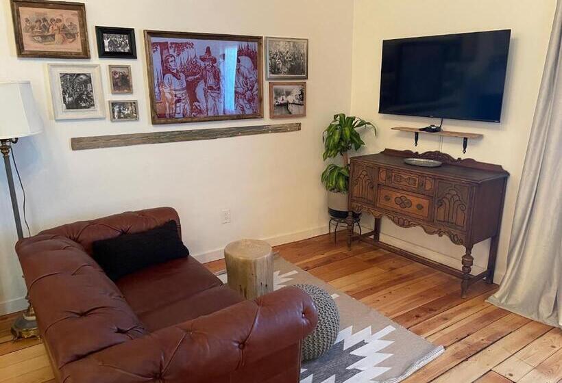 Studio Deluxe, Painted Lady Bed & Brew