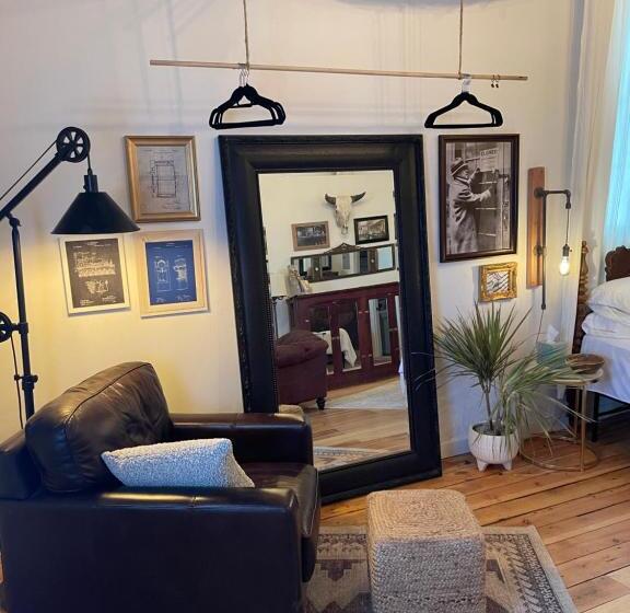 Studio Deluxe, Painted Lady Bed & Brew