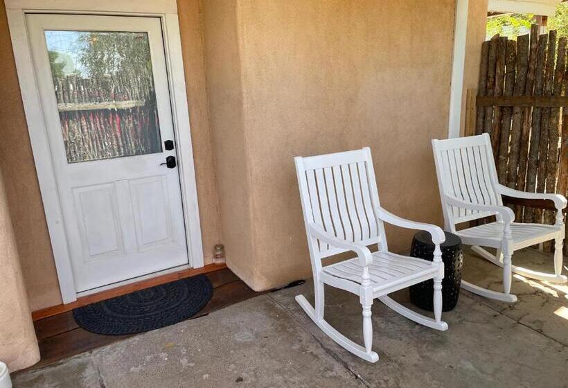 Studio Deluxe, Painted Lady Bed & Brew