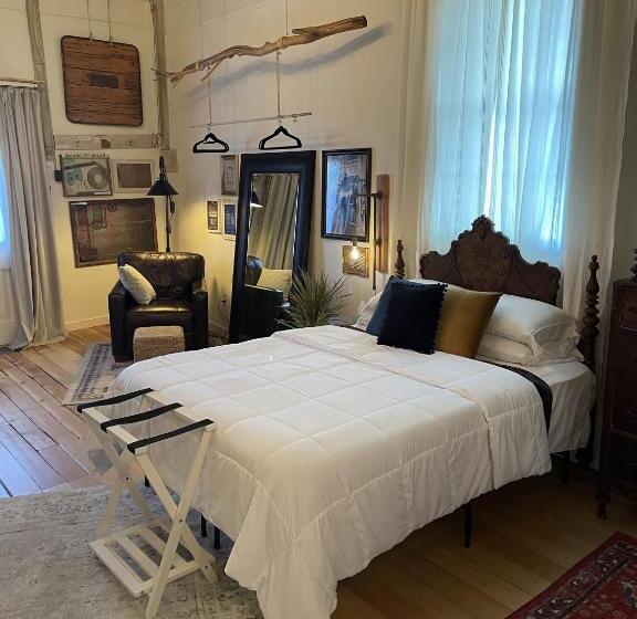 Studio Deluxe, Painted Lady Bed & Brew