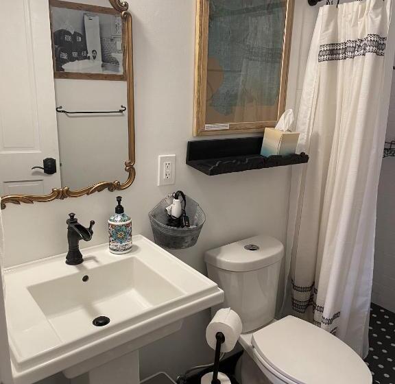 Studio Deluxe, Painted Lady Bed & Brew