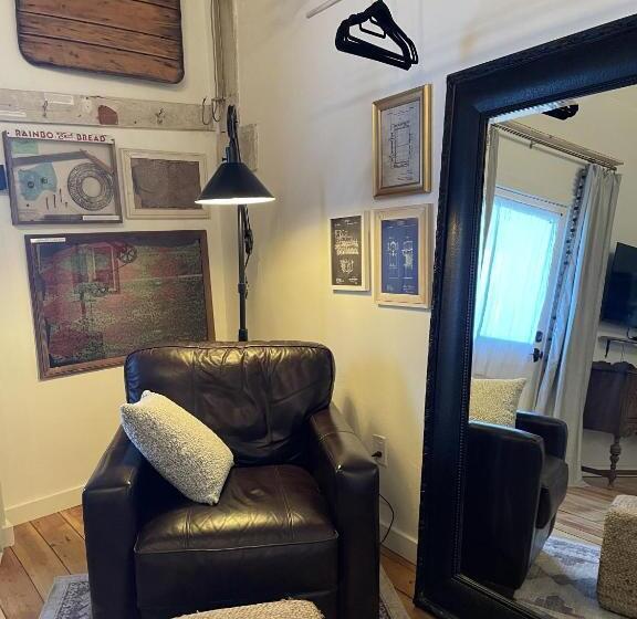 Studio Deluxe, Painted Lady Bed & Brew