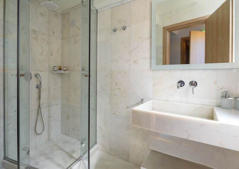 Háromágyas Standard Szoba, Fos Downtown Suites