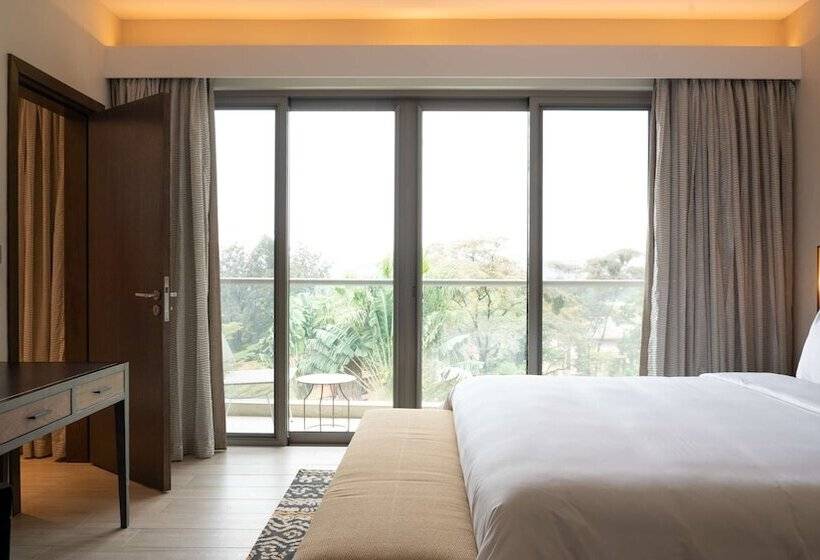 수피리어 룸 풀장 전망, Radisson Blu Hotel & Residence Nairobi Arboretum