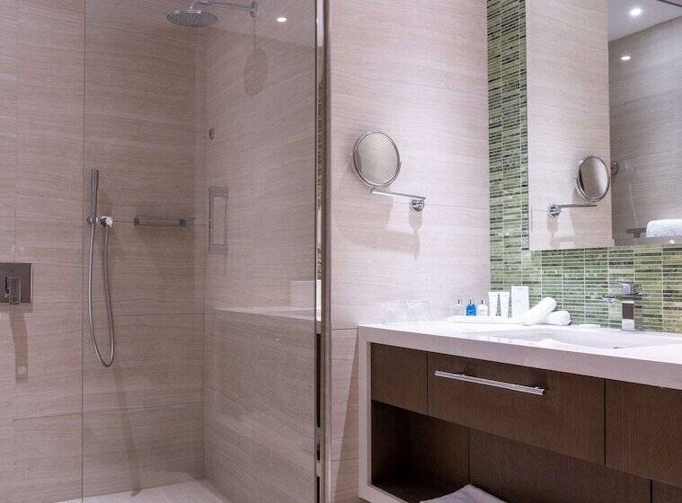 수피리어 룸 풀장 전망, Radisson Blu Hotel & Residence Nairobi Arboretum