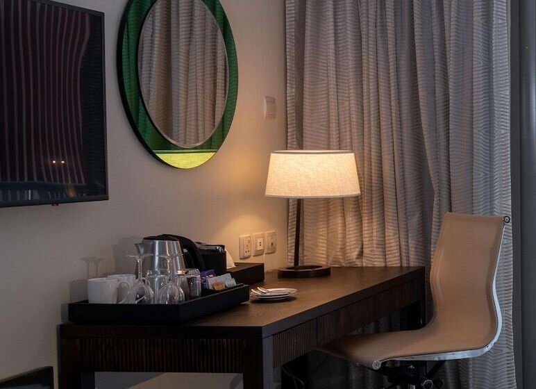 수피리어 룸 풀장 전망, Radisson Blu Hotel & Residence Nairobi Arboretum