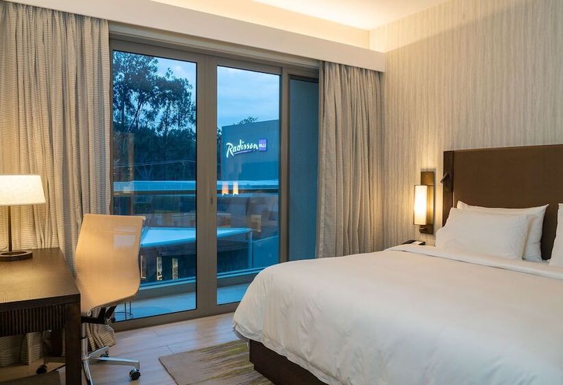 수피리어 룸 풀장 전망, Radisson Blu Hotel & Residence Nairobi Arboretum