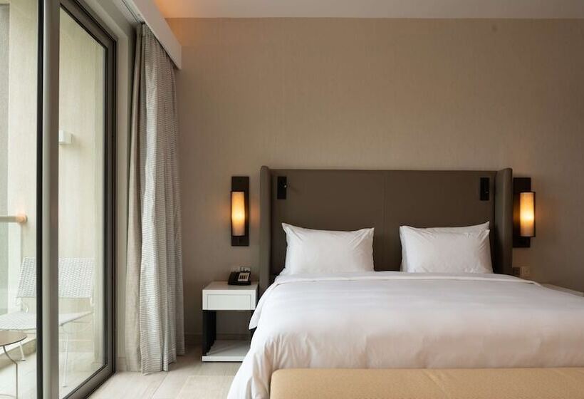 수피리어 룸 풀장 전망, Radisson Blu Hotel & Residence Nairobi Arboretum