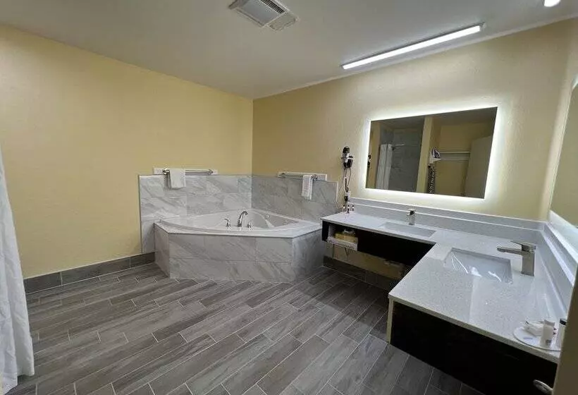 Deluxe-studio, Days Inn By Wyndham Suites Fredericksburg