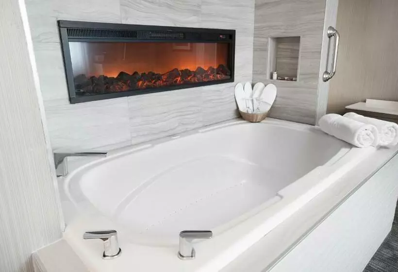 キングサイズベッドのスイートルーム, Wyndham Garden At Niagara Falls