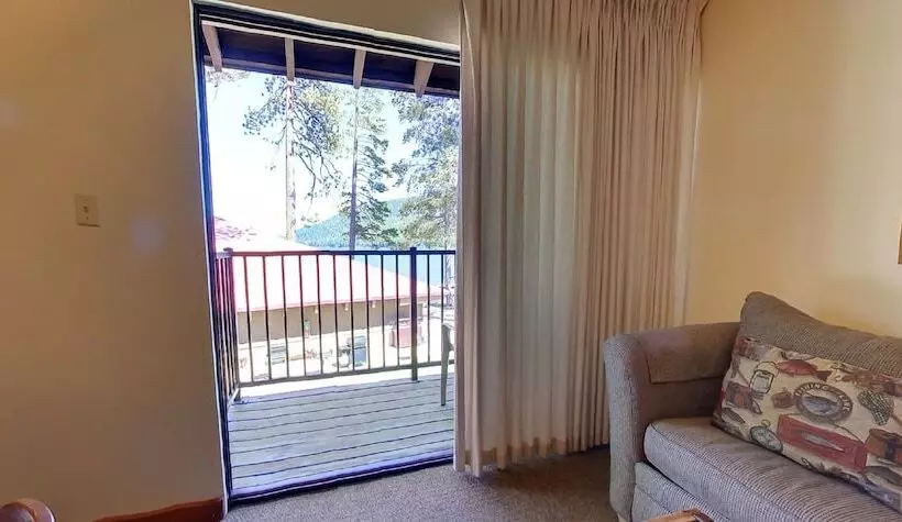 اتاق استاندارد با چشم‌انداز دریاچه, Donner Lake Village