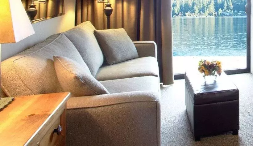 استودیوی لوکس, Donner Lake Village
