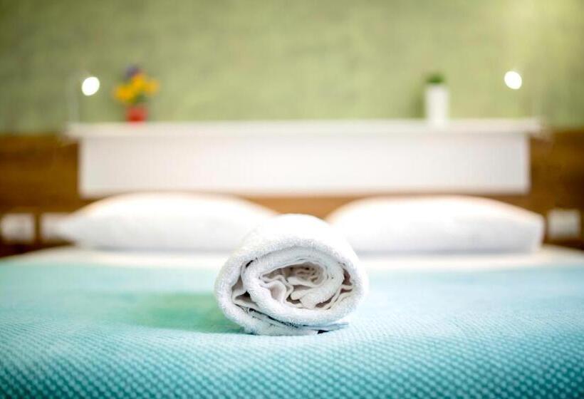 غرفة قياسية, Urban Rooms