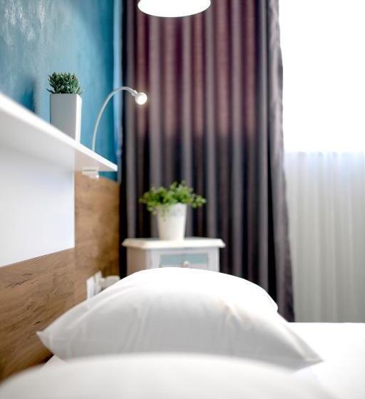 غرفة قياسية, Urban Rooms