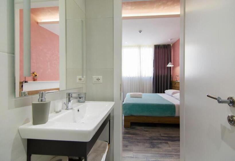 غرفة قياسية, Urban Rooms