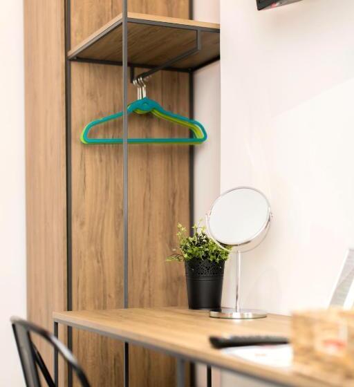 غرفة قياسية, Urban Rooms