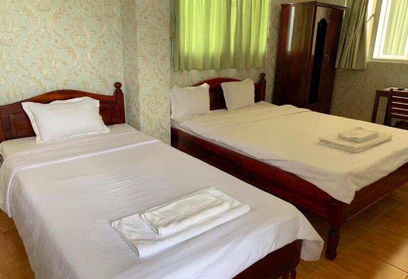 اتاق لوکس سه تخته, Hoang Hai Dang 1