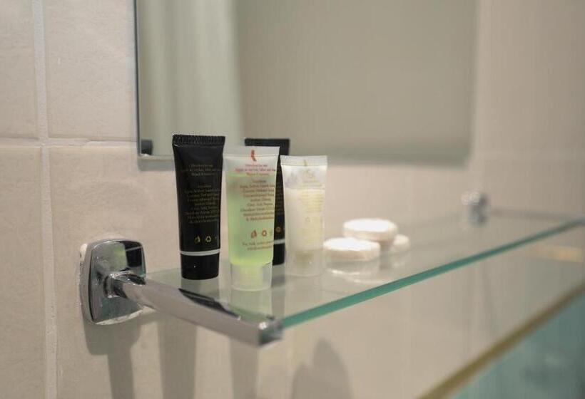 コンフォートルーム, Golders Park