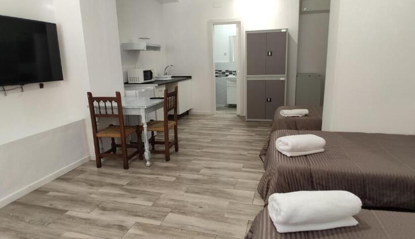 اتاق استاندارد سه نفره, Palafox 23