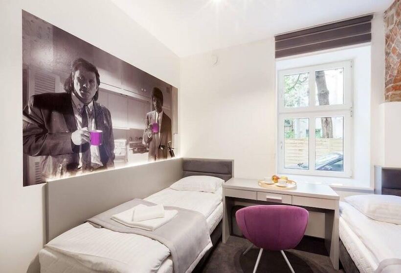 バス共有のスタンダードルーム, Cinema Hostel