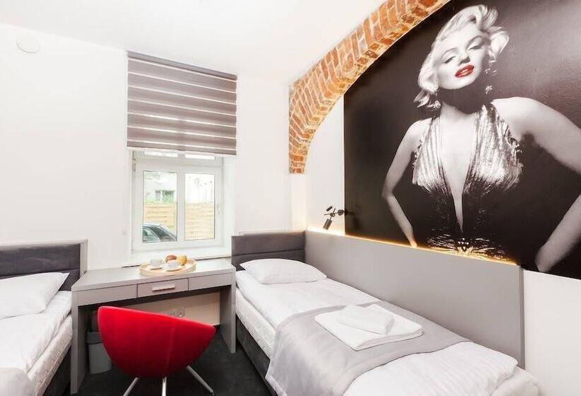 バス共有のスタンダードルーム, Cinema Hostel