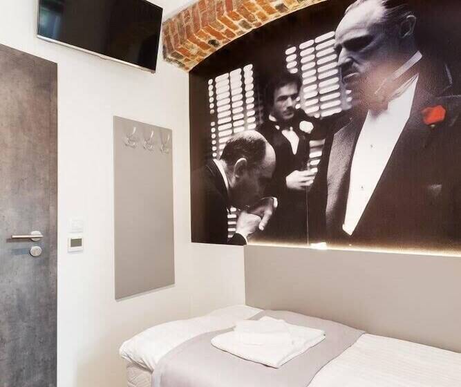 اتاق استاندارد با سرویس بهداشتی مشترک, Cinema Hostel