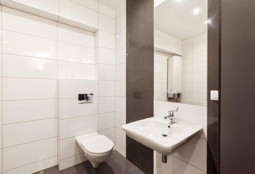 バス共有のスタンダードルーム, Cinema Hostel