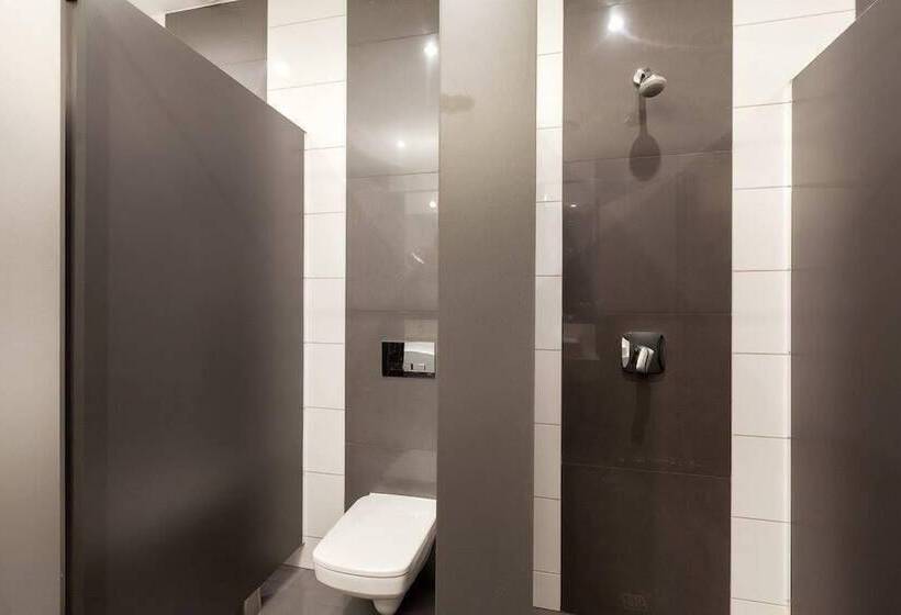 バス共有のスタンダードルーム, Cinema Hostel