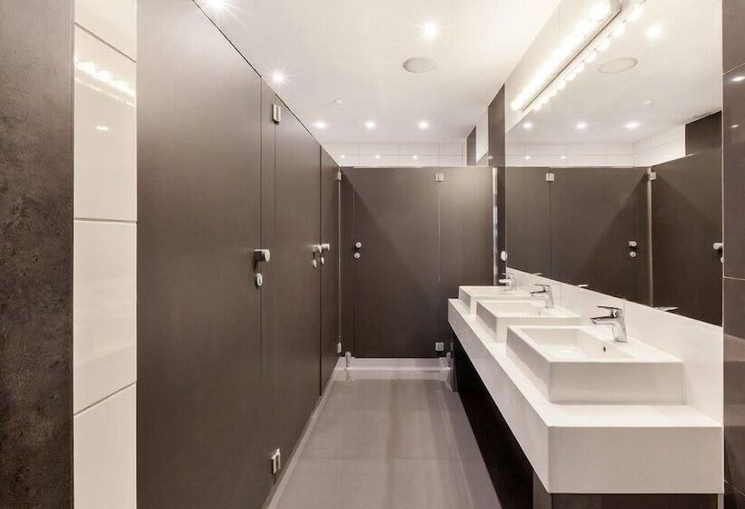 اتاق استاندارد با سرویس بهداشتی مشترک, Cinema Hostel