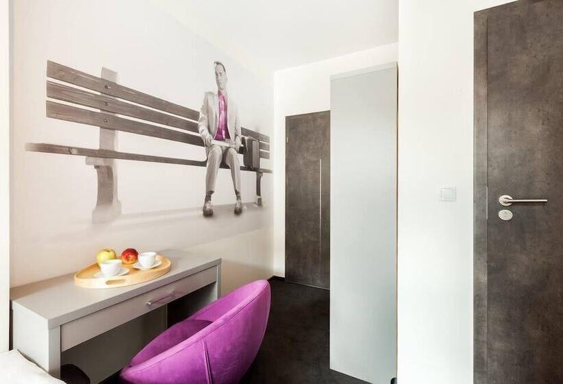 スタンダードトリプルルーム, Cinema Hostel