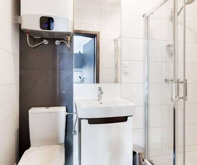 اتاق استاندارد سه نفره, Cinema Hostel