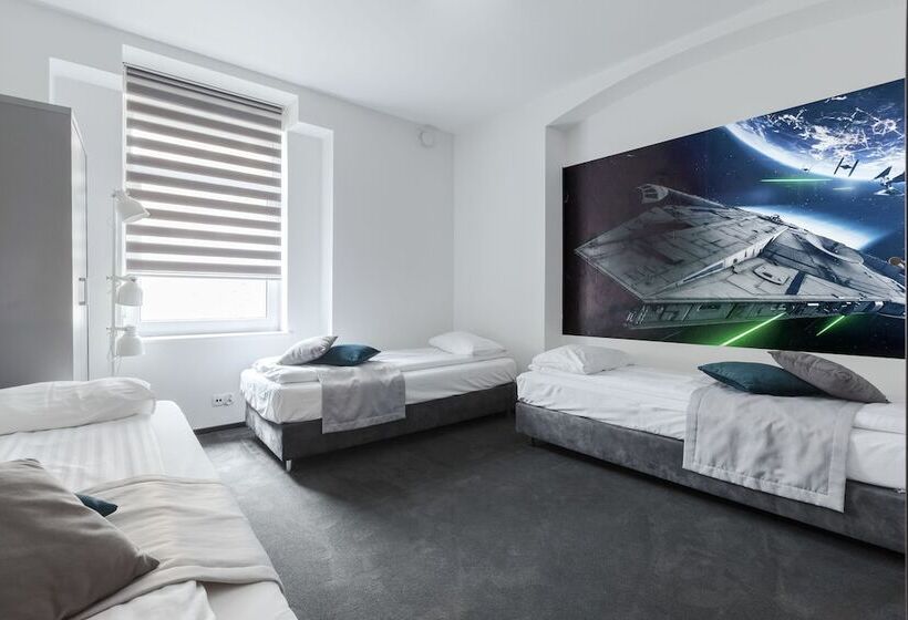 デラックストリプルルーム, Cinema Hostel