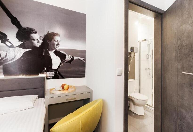 スタンダードルーム, Cinema Hostel