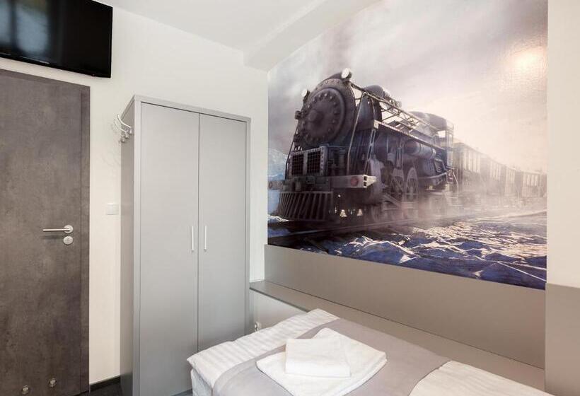 اتاق استاندارد, Cinema Hostel