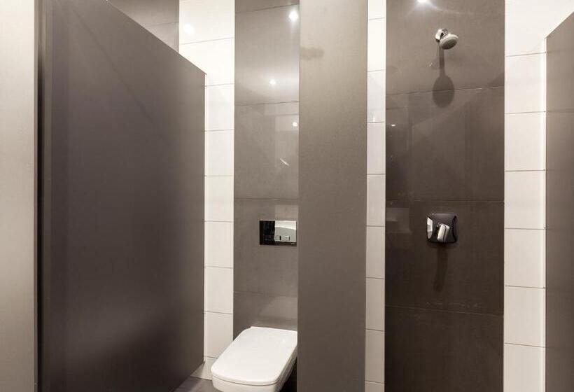 バス共有のスタンダードルーム, Cinema Hostel