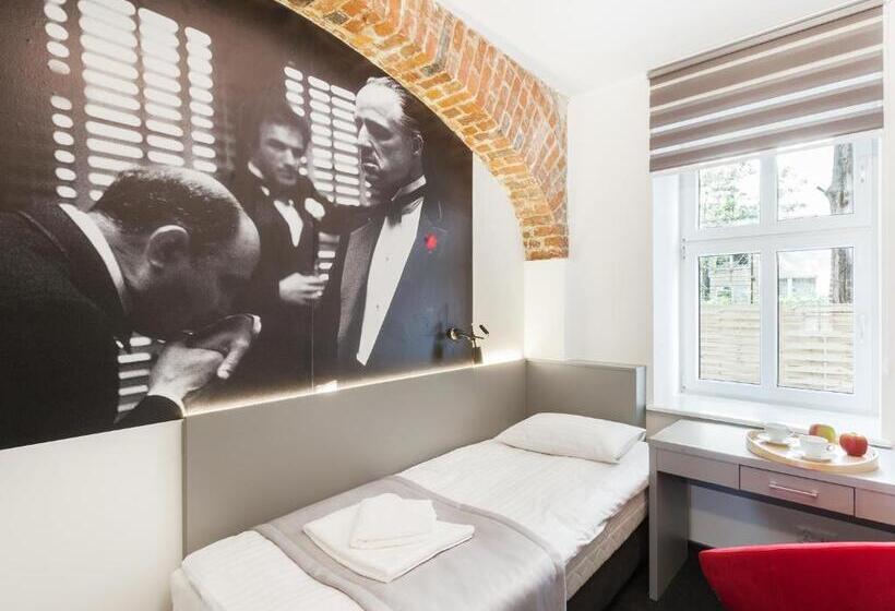 バス共有のスタンダードルーム, Cinema Hostel